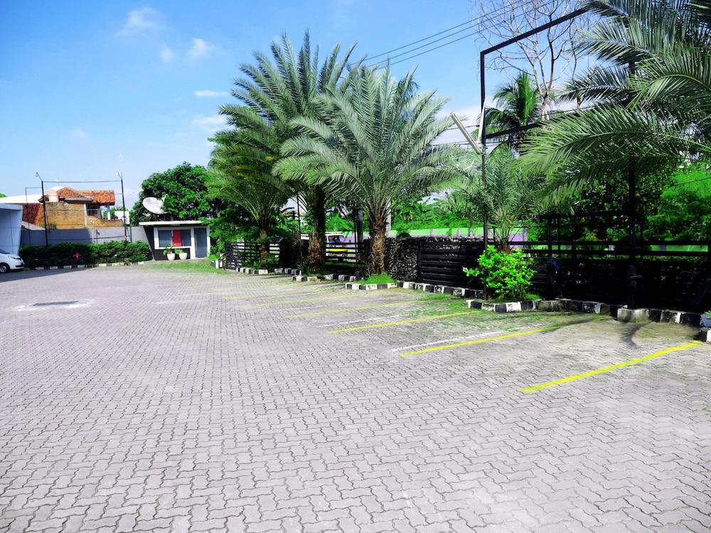 โรงแรมยาสมิน คาราวาชี่ ทังเกอรัง ภายนอก รูปภาพ